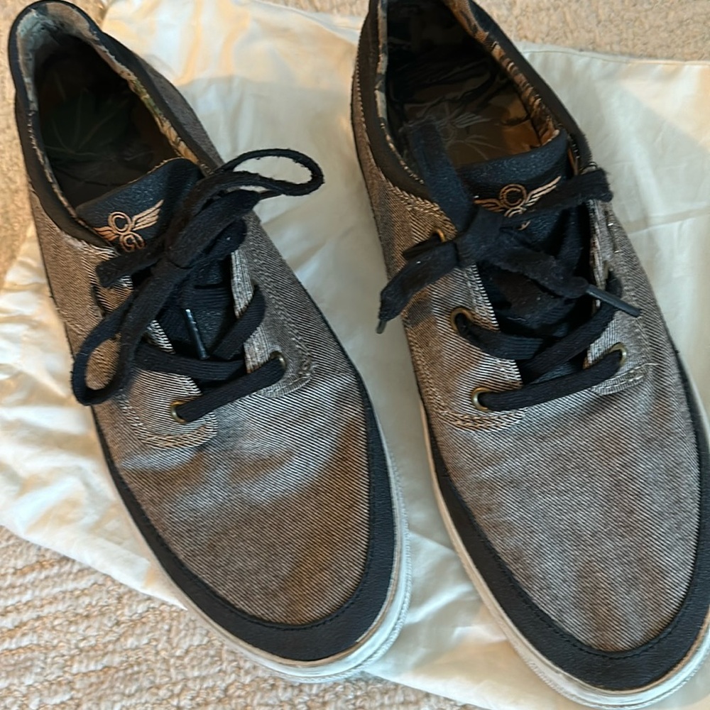 Creative recreation Men’s gray sneaker size 9.5 runs small more like 9